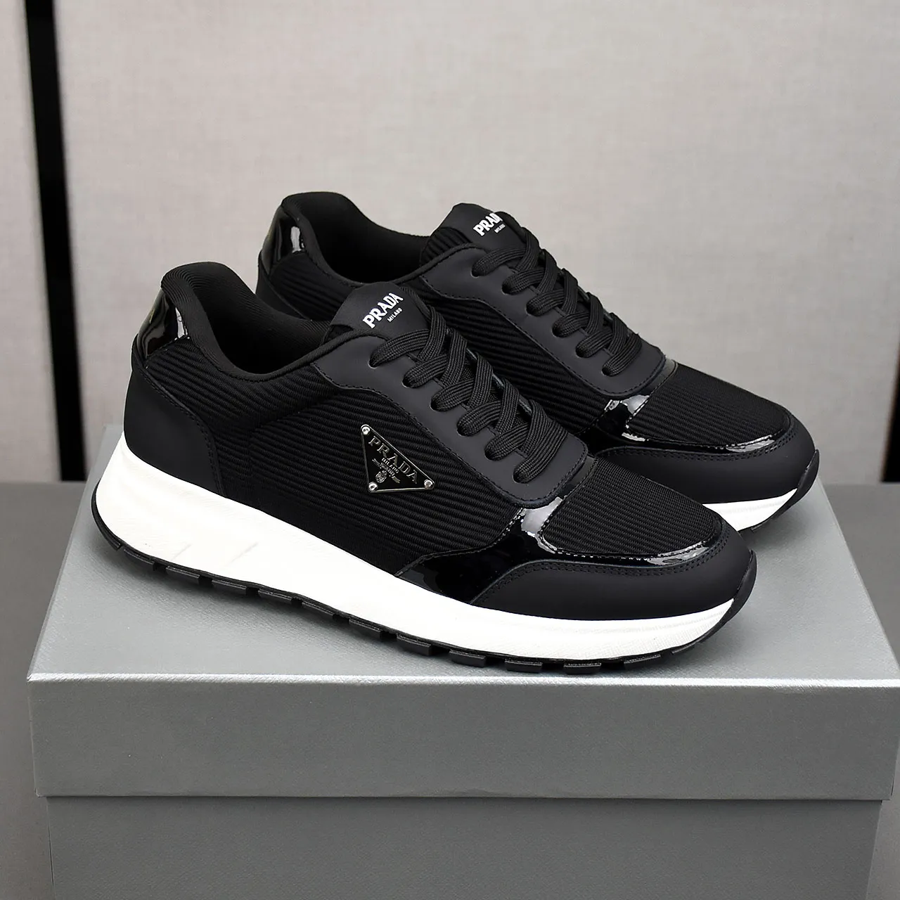 PP460👟👟👟Prada/Prada Prax men's series casual sports shoes Prax sports shoes combine style and comfort, with a unique sports design defined by exquisite materials and details. Fashionable, casual and versatile, it is decorated with an enameled triangle logo on the outside, a Prada Milano printed logo on the tongue, and a 2.5cm lightweight two-tone rubber sole for a comfortable wearing experience! Size: 38-39-40-41-42-43-44 standard leather shoe size